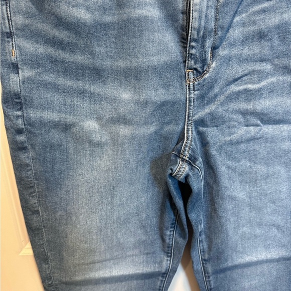 American Eagle Outfitters Light Blue High Rise Jeans - Picture 2 of 5